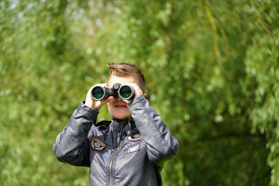 Jongen met verrekijker